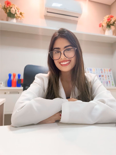 Daniele Reis, psicóloga clínica, sorrindo em seu consultório em Teresina